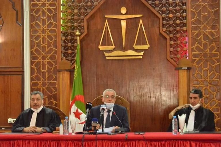 الرئيس الأول للمحكمة العليا الجزائرية يتوسط القاضيين مظاهرات في الجزائر - أرشيفية