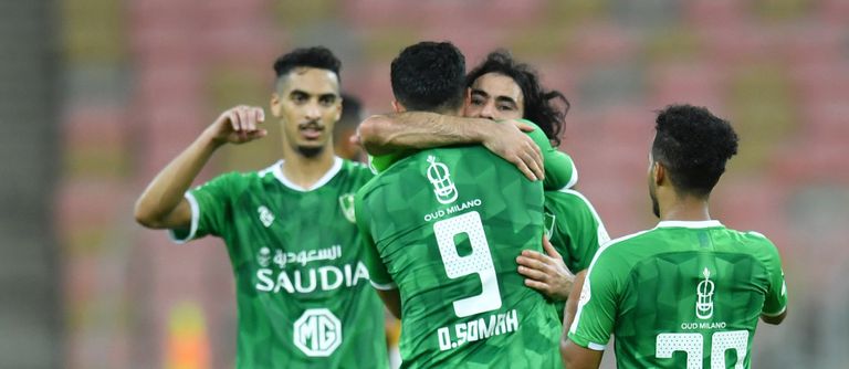 حسين عبدالغني يعانق عمر السومة  حسين عبدالغني ضد الاتحاد