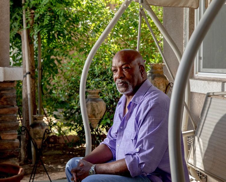 لاري كولينز في منزله في لاثروب بولاية كاليفورنيا الوباء أوجد حافزًا قويًا لأتمتة عمل البشر