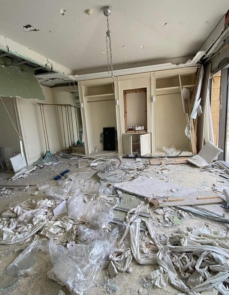 الدمار الذي لحق بدار أزياء المصمم زهير مراد