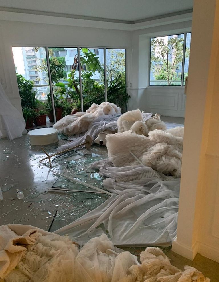 الدمار الذي لحق بدار أزياء المصمم زهير مراد