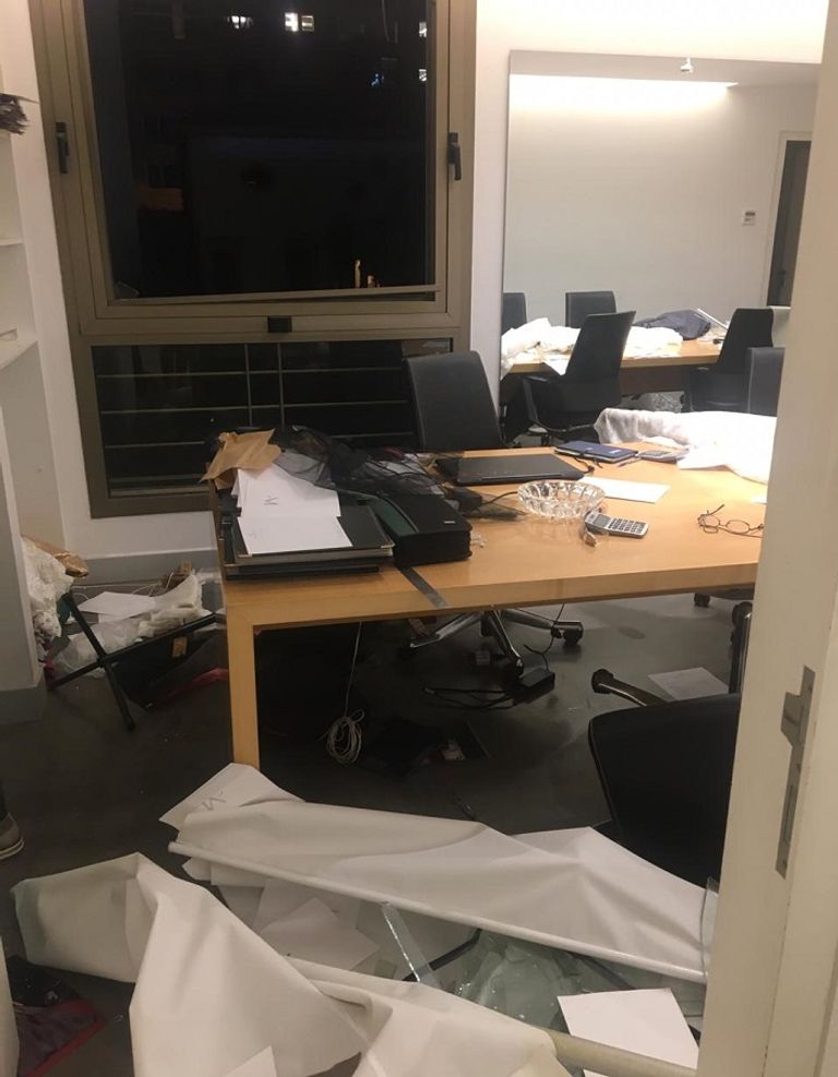 الدمار الذي لحق بدار أزياء المصمم زهير مراد