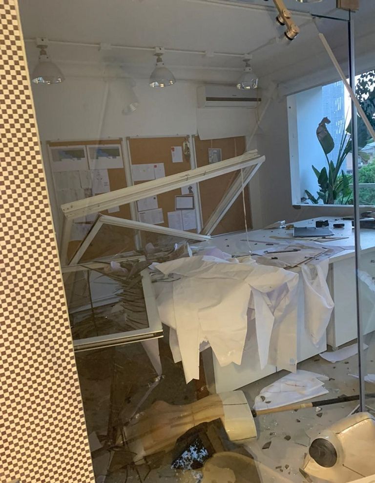 الدمار الذي لحق بدار أزياء المصمم زهير مراد