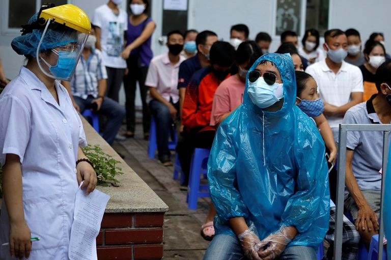 عامل صحي يأخذ مسحة لإجراء تحليل كورونا