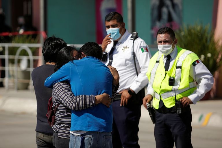 عامل صحي يأخذ مسحة لإجراء تحليل كورونا