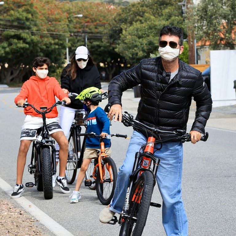 مقدم البرامج والمنتج البريطاني سايمون كاول