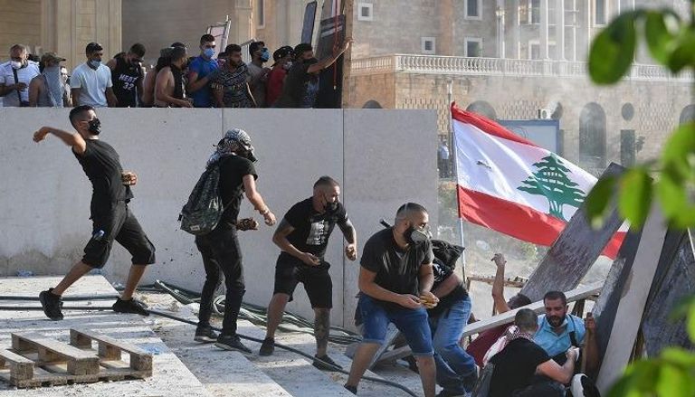 محتجون لبنانيون يطالبون بمحاسبة المسؤولين عن انفجار المرفأ