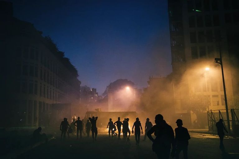 متظاهرون يشتبكون مع قوات الأمن وسط بيروت 