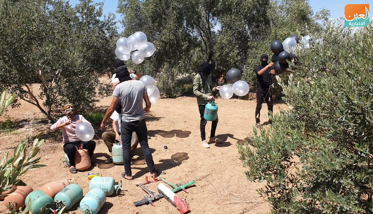 عناصر من حركة حماس تعد بالونات حارقة 