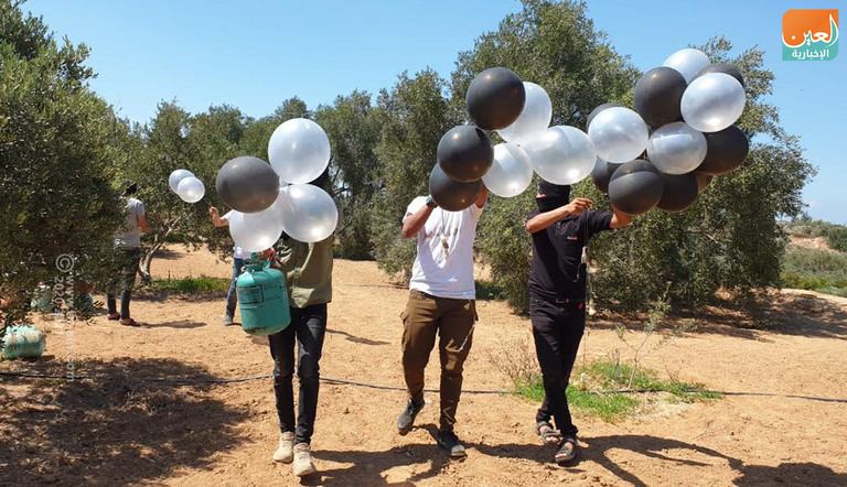 عناصر من حركة حماس تعد بالونات حارقة 