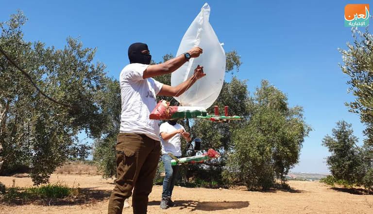 عناصر من حركة حماس تعد بالونات حارقة 