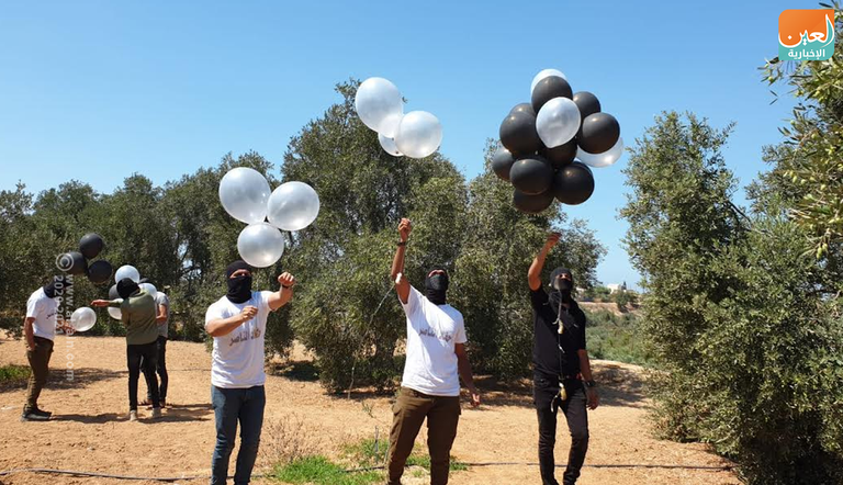 عناصر من حركة حماس تعد بالونات حارقة 