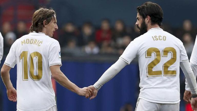 إيسكو ولوكا مودريتش لاعبا ريال مدريد مارتن أوديجارد خلال مواجهة أمام فريقه الأصلي ريال مدريد