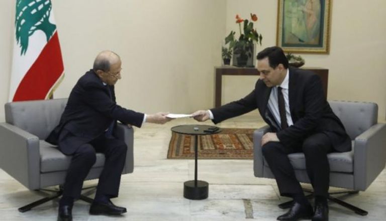 الرئيس اللبناني ميشال عون ورئيس الوزراء المستقيل حسان دياب