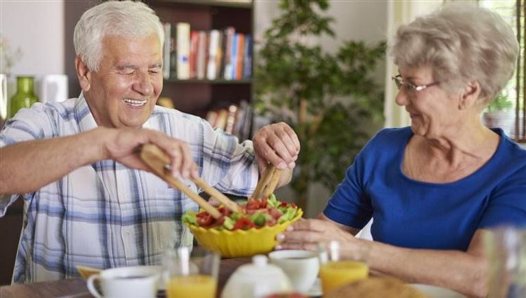 تناول نظام غذائي صحي - تعبيرية عن الوقاية من مرض ألزهايمر