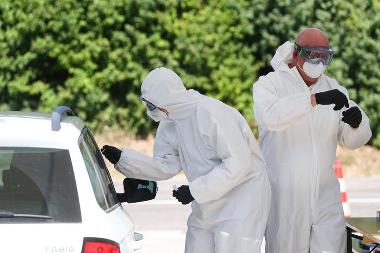 الرئيس الروسي فلاديمير بوتين أثناء زيارته لمصابي كورونا