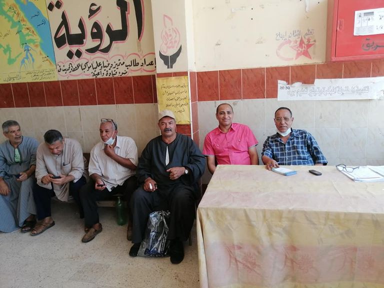 مسنون ينتظرون أدوارهم للإدلاء بأصواتهم في الانتخابات