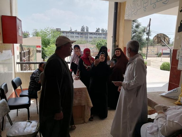 مسنون ينتظرون أدوارهم للإدلاء بأصواتهم في الانتخابات