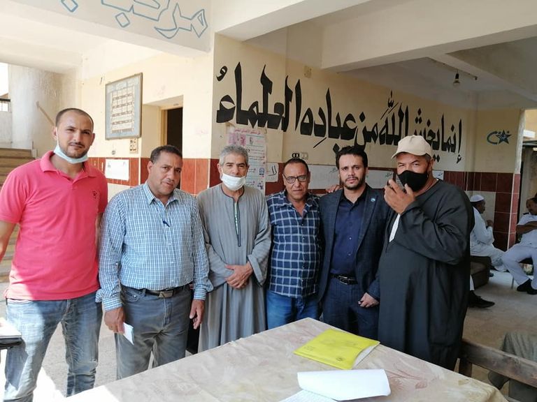 مسنون ينتظرون أدوارهم للإدلاء بأصواتهم في الانتخابات