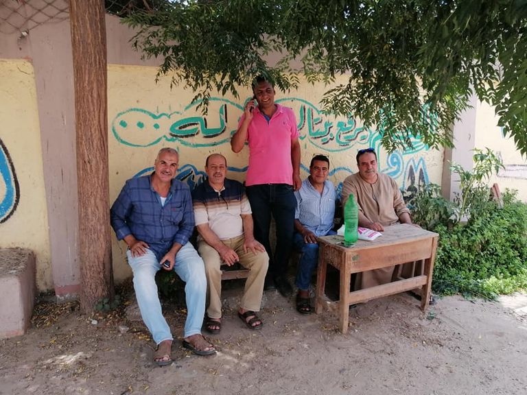 مسنون ينتظرون أدوارهم للإدلاء بأصواتهم في الانتخابات