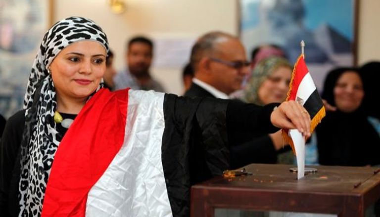 مصرية تدلي بصوتها في انتخابات سابقة - الفرنسية