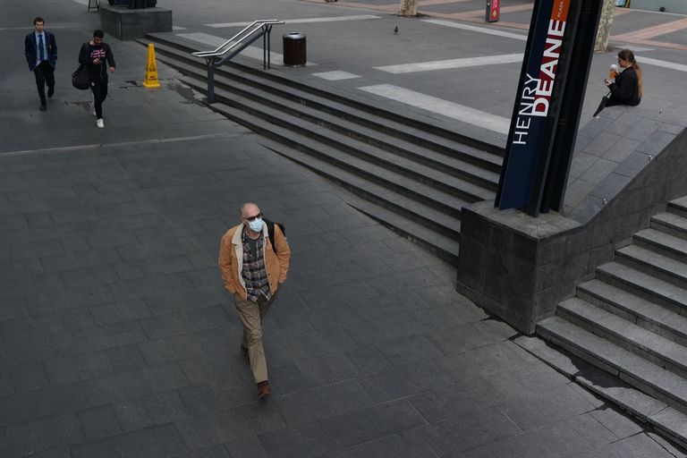 فريق طبي يجري فحوص كورونا على ركاب السيارات في الشارع