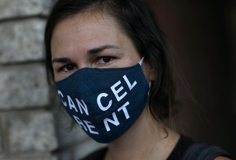 فريق طبي يجري فحوص كورونا على ركاب السيارات في الشارع