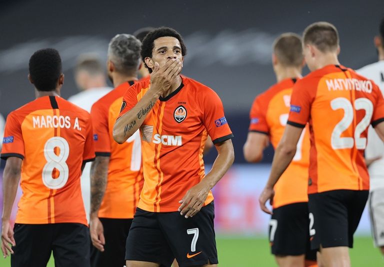 لاعبو شاختار يحتفلون بأحد أهدافهم أمام بازل لاعبو شاختار يحتفلون بأحد أهدافهم أمام بازل