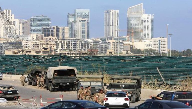 قوات لبنانية بالقرب من موقع انفجار ميناء بيروت - رويترز