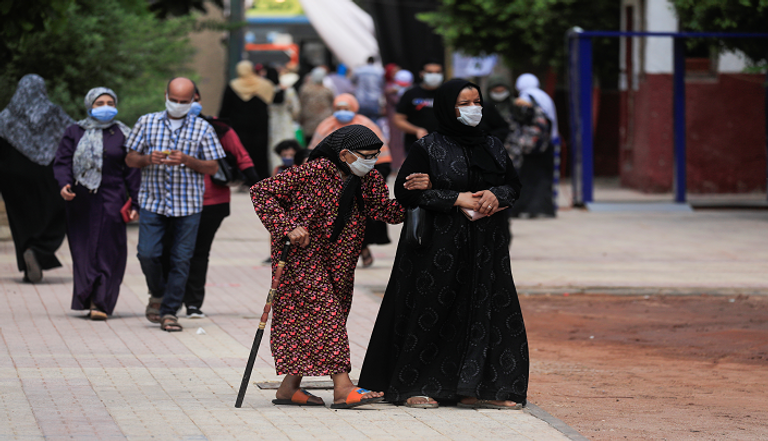 سيدة تدلي بصوتها في انتخابات مجلس الشيوخ بمصر