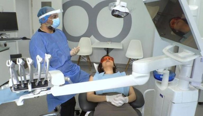 علاجات الأسنان التي تولّد الهباء الجوي تساهم في انتشار كورونا