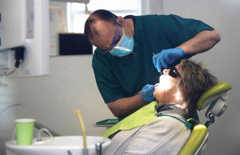 علاجات الأسنان التي تولّد الهباء الجوي تساهم في انتشار كورونا