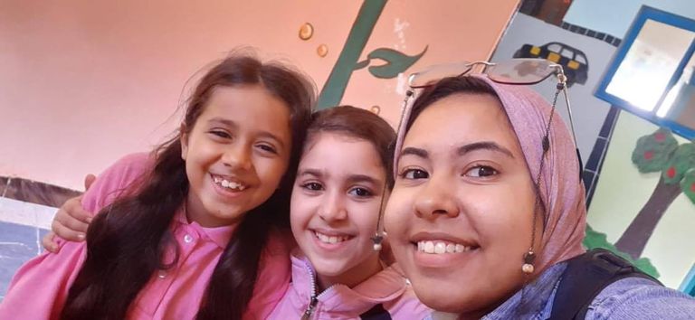 ريم محمد تلتقط سيلفي مع الطلاب