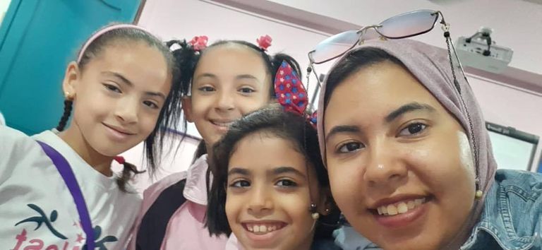 ريم محمد تلتقط سيلفي مع الطلاب