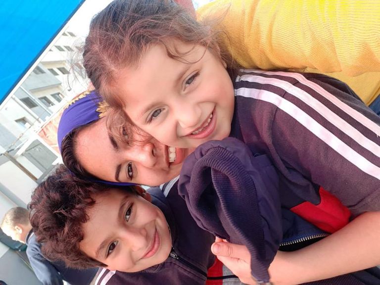 ريم محمد تلتقط سيلفي مع الطلاب