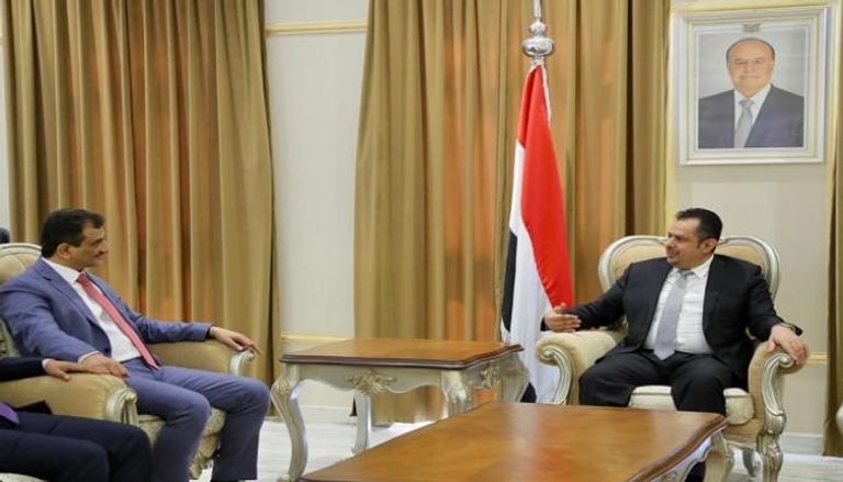 رئيس الحكومة اليمنية المكلف خلال الاجتماع مع محافظ عدن