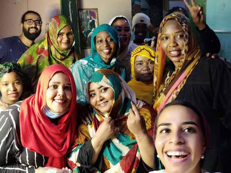 مشاركون بمبادرة مستورة لتقديم المساعدة لمتضرري كورونا 