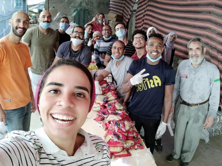 مشاركون بمبادرة مستورة لتقديم المساعدة لمتضرري كورونا 