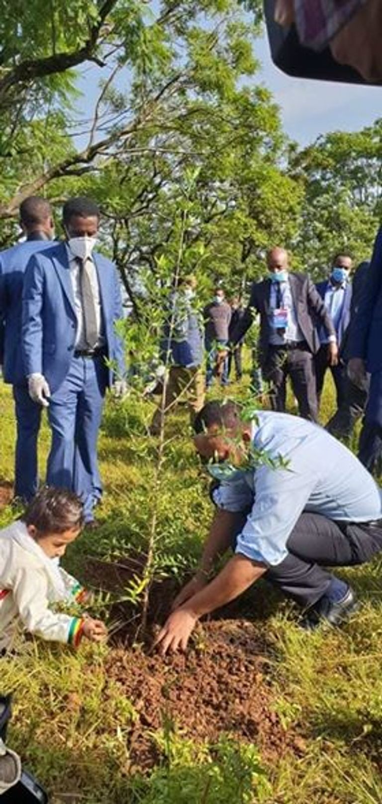 رئيس الوزراء الإثيوبي خلال مشاركته بمشروع البصمة الخضراء - أرشيفية