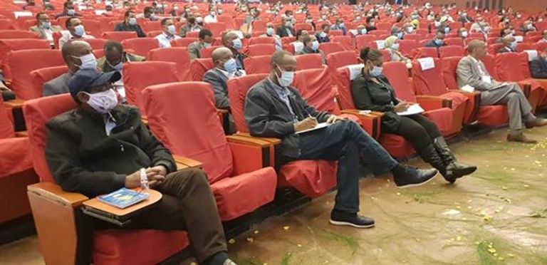 رئيس الوزراء الإثيوبي خلال مشاركته بمشروع البصمة الخضراء - أرشيفية