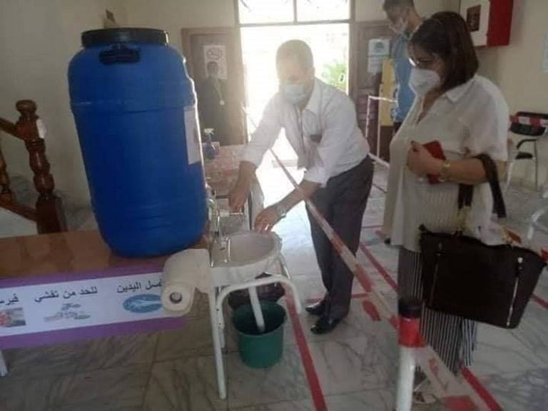 وطالب المغردون سلطات بلادهم بـ"محاسبة المسؤولين الذين يهينون الجزائر بهذه التصرفات"، ورددوا المثل القائل "المندبة كبيرة والميت فأر".