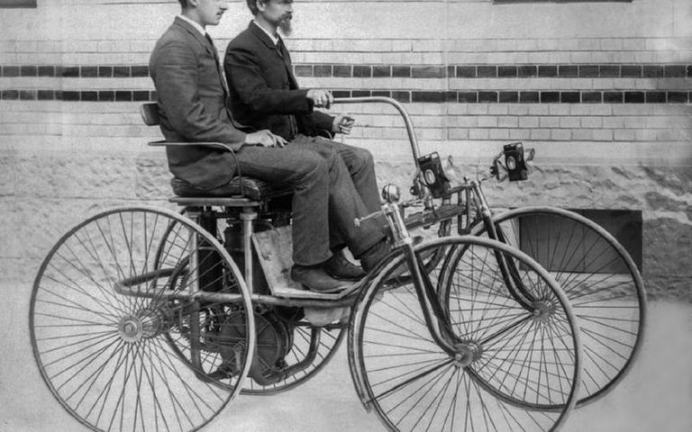 طراز دايملر Stahlradwagen أول طراز يطرح بمحرك flat-12