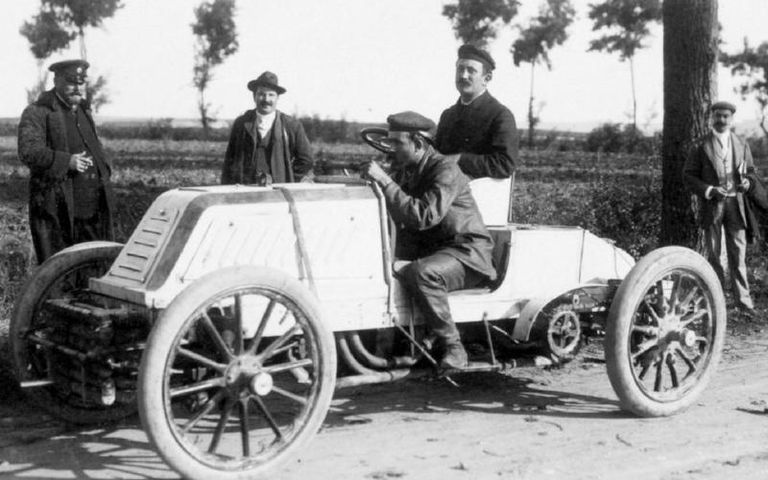 الطراز العامل بأول محرك V4 أول طراز يطرح بمحرك flat-12