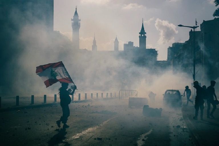 متظاهرون يشتبكون مع قوات الأمن في بيروت منظر للمدينة من ميناء بيروت المدمر