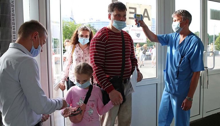 شخص يرتدي كمامة للوقاية من عدوى كورونا في الصين