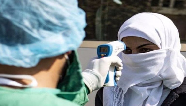 شخص يرتدي كمامة للوقاية من عدوى كورونا في الصين