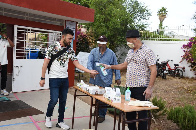 تلميذ يتابع دروسه عن بعد