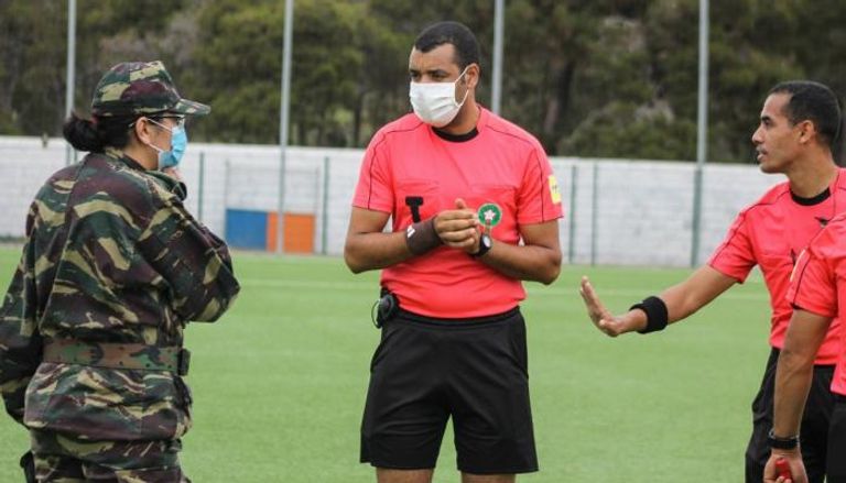 ممثلة للسلطات المحلية تتدخل لإيقاف إحدى مباريات الدوري المغربي بسبب كورونا