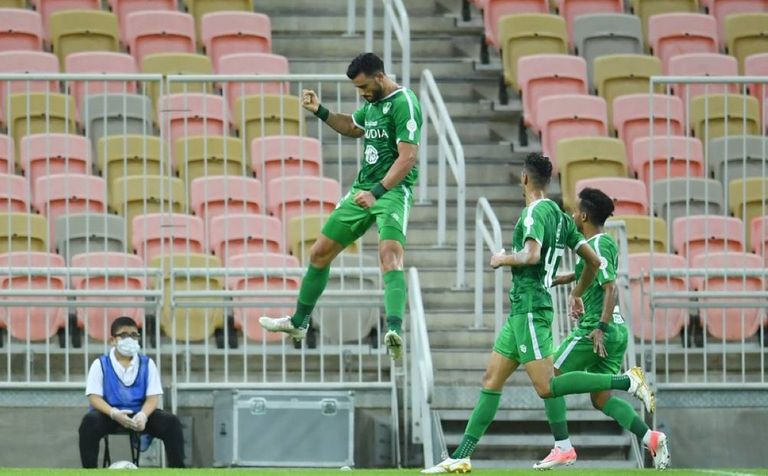 لاعبو الأهلي خلال الاحتفال بأحد الأهداف في الدوري السعودي