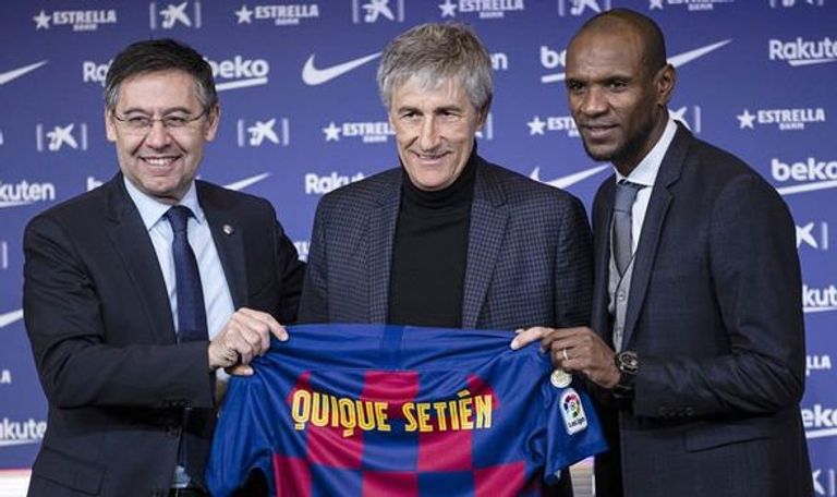 إيريك أبيدال المدير الرياضي لبرشلونة وكيكي سيتين مدرب الفريق وبارتوميو رئيس النادي كيكي سيتين مدرب برشلونة